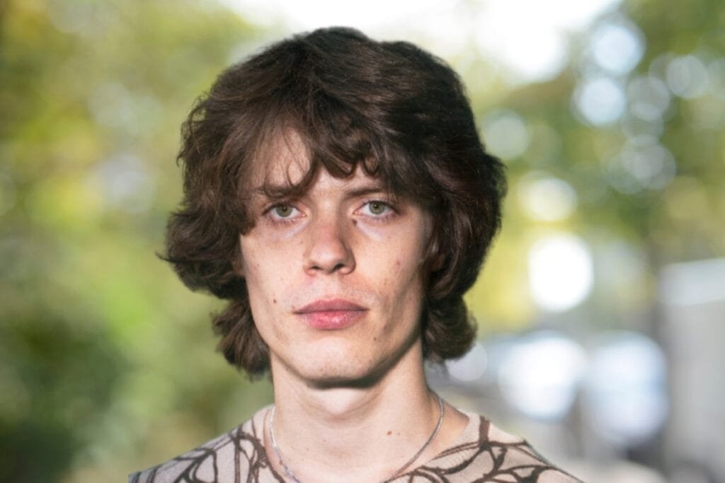 Milo Thoretton : l’héritage artistique d’une nouvelle génération Milo Thoretton, fils de Pière Thoretton et de Chiara Mastroianni